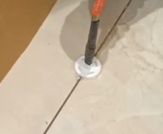 商州瓷砖空鼓维修公司专业解答瓷砖在铺贴过程中，如果没有涂抹均匀到位的粘结材料（如水泥砂浆或瓷砖胶），可能会导致以下问题