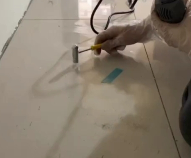商州瓷砖开裂维修公司专业分享瓷砖在铺贴前如果没有沥干水分，将会导致以下问题