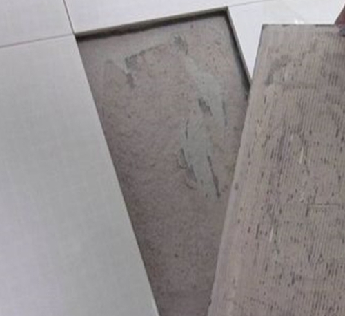 商州瓷砖空鼓维修公司分享瓷砖铺贴时如果打浆（即涂抹在瓷砖背面和基层上的砂浆或瓷砖胶）过少，会带来以下问题
